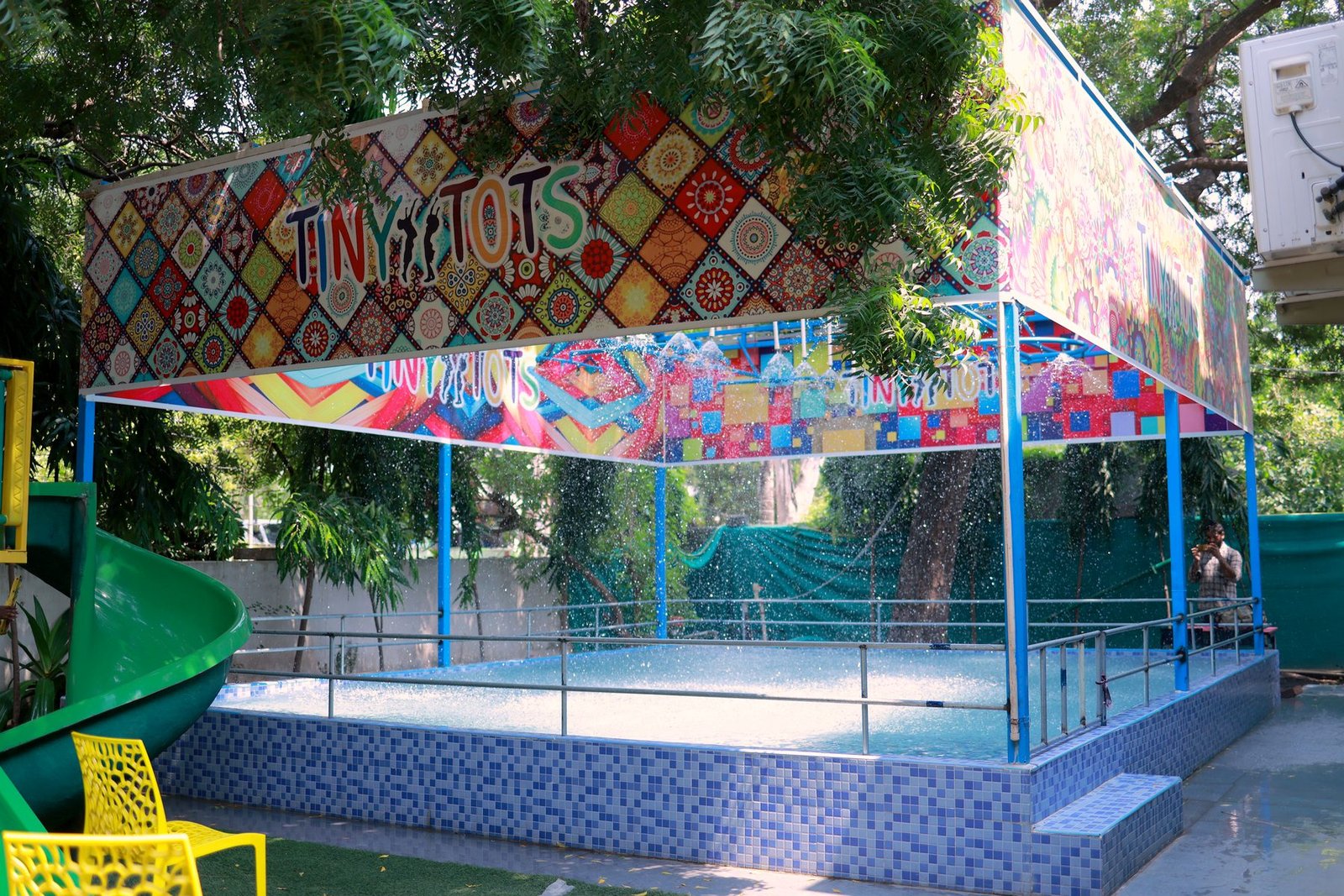 Covered splash pool for children